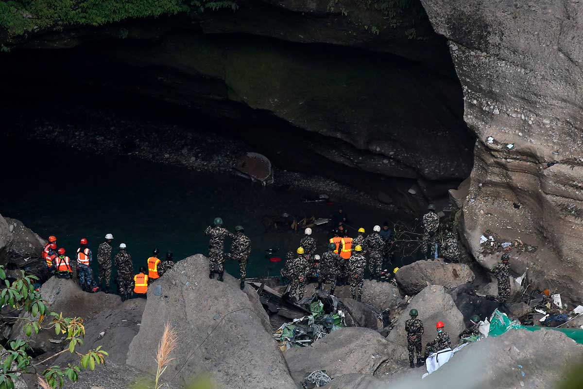 busqueda_de_cuerpos_tras_accidente_aereo_en_nepal.jpg