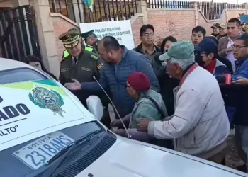 Autoridades entregaron el vehículo que les fue robado a una pareja de adultos mayores. FOTO: Ministerio de Gobierno.