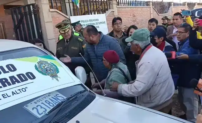 Autoridades entregaron el vehículo que les fue robado a una pareja de adultos mayores. FOTO: Ministerio de Gobierno.