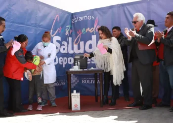 El Ministerio de Salud y la Alcaldía de El Alto comienzan campaña de vacunación contra el sarampión. FOTO: GAMEA