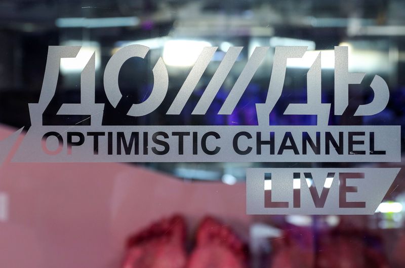 La cadena de TV rusa Dojd anunció el cierre de sus operaciones tras el bloqueo del gobierno de Putin por la cobertura de la invasión a Ucrania. Foto: Reuters.