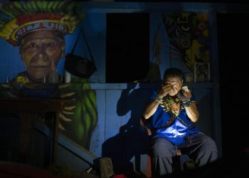 Isidro Lucitante, de 63 años, patriarca y 'taita' (chamán) de la comunidad en la villa de la Reserva Ecológica de Bermejo. Foto: AFP.