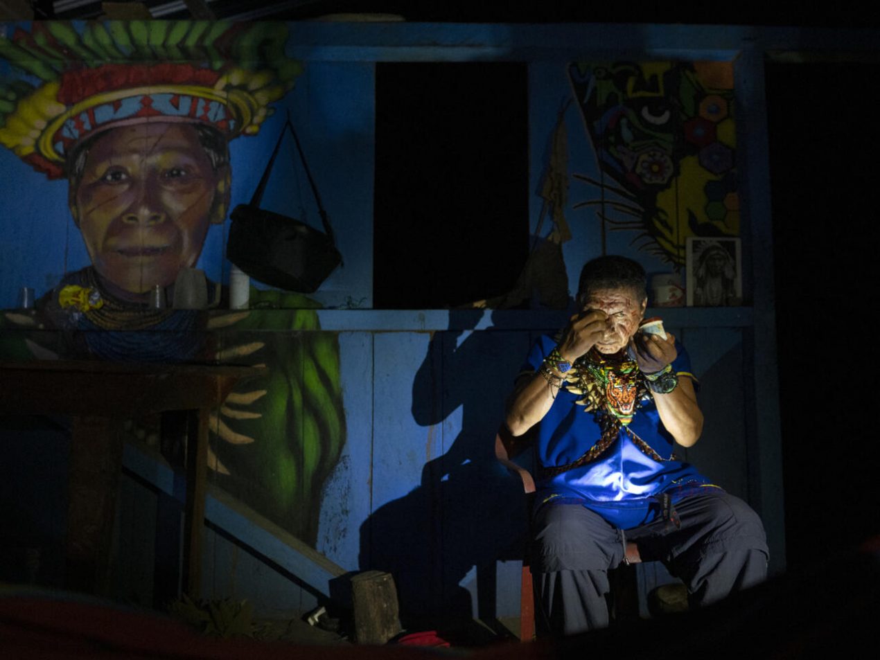 Isidro Lucitante, de 63 años, patriarca y 'taita' (chamán) de la comunidad en la villa de la Reserva Ecológica de Bermejo. Foto: AFP.