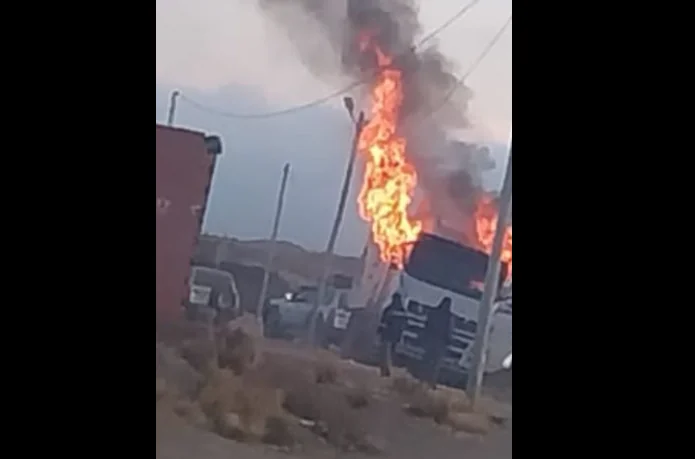 Incineran camión con contrabando en Achica Arriba tras ataque violento