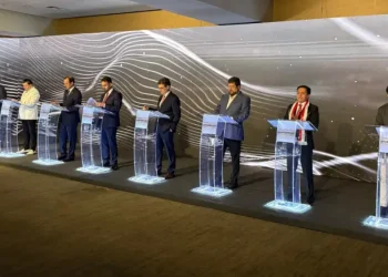 Un intenso foro enfrenta el pasado y el presente de los candidatos