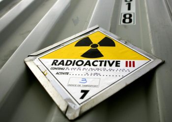 Un cartel advierte de que un camión transporta desechos nucleares peligrosos, en una imagen tomada en Soulaines-Dhuys, Francia, el 28 de noviembre de 2005. Foto: AFP.
