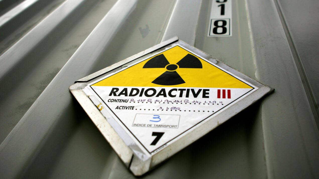 Un cartel advierte de que un camión transporta desechos nucleares peligrosos, en una imagen tomada en Soulaines-Dhuys, Francia, el 28 de noviembre de 2005. Foto: AFP.