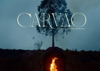 Afiche de la película, cuyos personajes fabrican carbón en Brasil. Foto: Filmaffinity