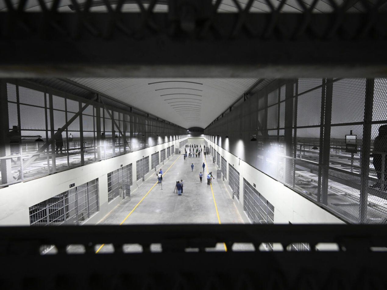 Guardias de seguridad a la espera de la llegada de reclusos en la nueva cárcel de Tecoluca, Salvador, el 2 de febrero de 2023. Foto: AFP.