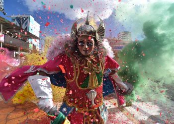 Un danzarín demuestra su coreografía en el Carnaval de Oruro 2022. Foto: Archivo La Razón.