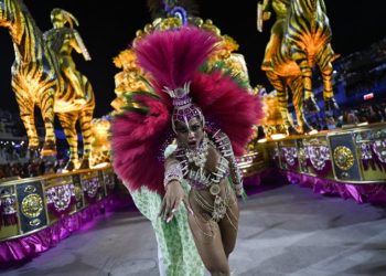 Miembro de la escuela de samba Estacao Primeira de Mangueira se presenta durante la primera noche del desfile del Carnaval de Río en el Sambódromo Marques de Sapucai en Río de Janeiro el 20 de febrero de 2023. Foto: AFP.
