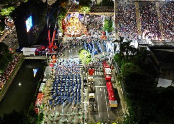 Guiados por el ritmo frenético de la samba, con más de 70.000 espectadores, seis agrupaciones coronaron la madrugada del martes los espectáculos del carnaval de Rio de Janeiro, en el Sambódromo. Foto: AFP.