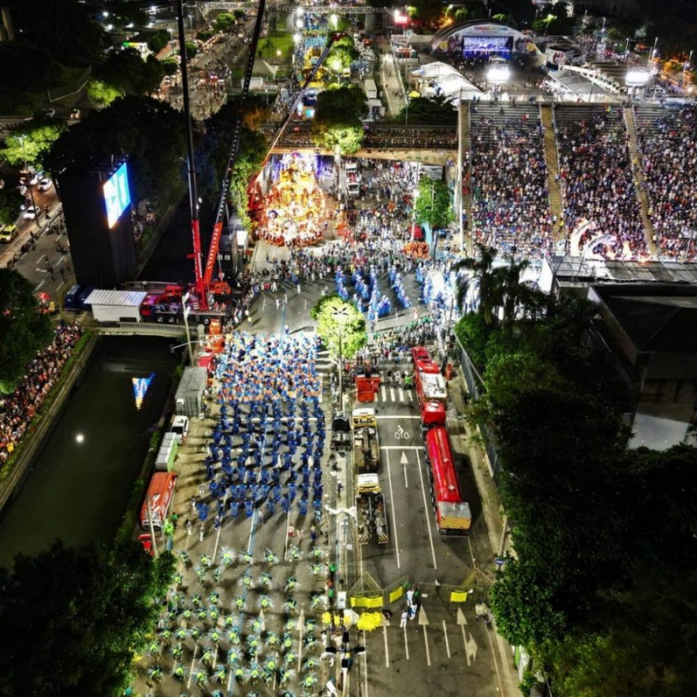 Guiados por el ritmo frenético de la samba, con más de 70.000 espectadores, seis agrupaciones coronaron la madrugada del martes los espectáculos del carnaval de Rio de Janeiro, en el Sambódromo. Foto: AFP.