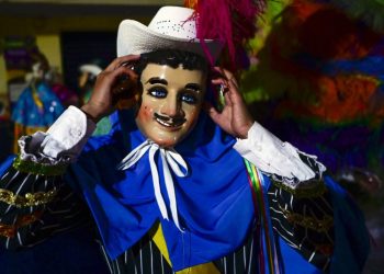 En el carnaval de Tlaxcala, un hombre porta una máscara con rasgos caucásicos. Foto: AFP.