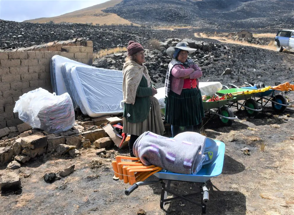 Seis familias fueron afectadas por el incendio en el Parque Tunari. FOTO: GADC