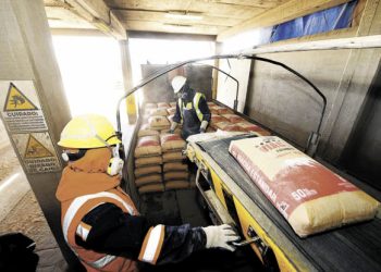 Los trabajadores de una empresa porductora de cemento acomodan la carga el respectivo transporte. Foto: Archivo La Razón.