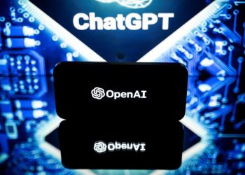 Fotografía tomada el 23 de enero de 2023 en Toulouse, Francia, muestra pantallas con los logotipos de OpenAI y ChatGPT. Foto: AFP.