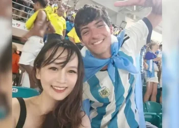 Joven china fan de Messi recorre Argentina hasta encontrar a un hincha