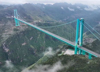 Puente más alto del mundo abre al tráfico en China