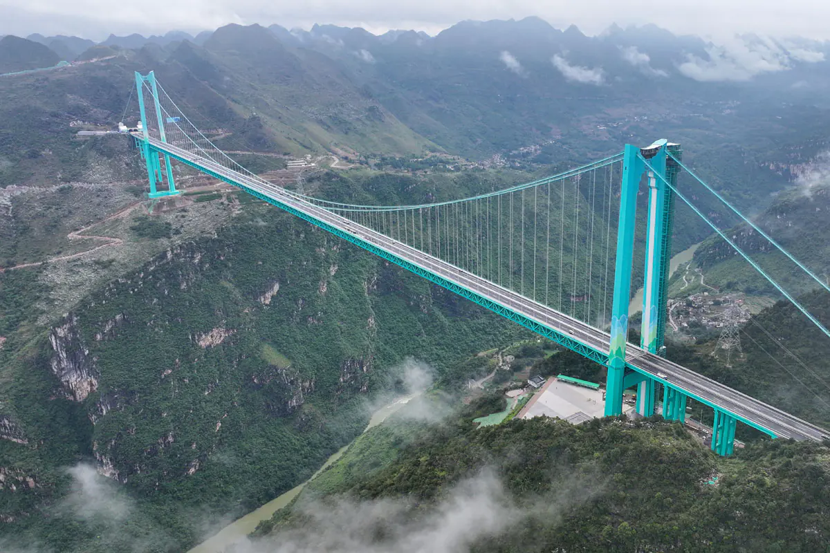 Puente más alto del mundo abre al tráfico en China