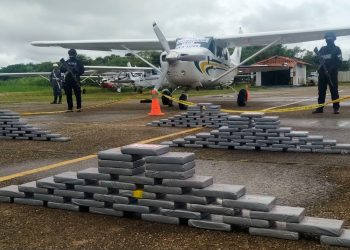La FELCN secuestra una avioneta y más de 347 kilogramos de cocaína en el norte paceño