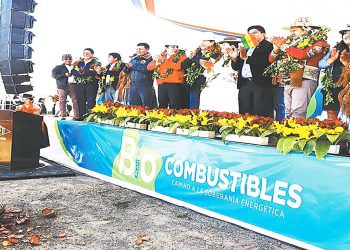 El presidente Luis Arce junto con autoridades nacionales, locales y dirigentes de El Alto, en el colocado de la piedra fundamental de la planta.