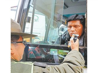 Los controles policiales a los choferes son constantes.