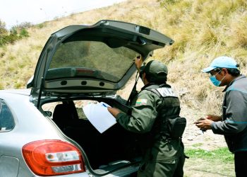 INSPECCIÓN. Antes de la emisión de los permisos, la Policía realiza una inspección y verificación del vehículo y los requisitos cumplidos.