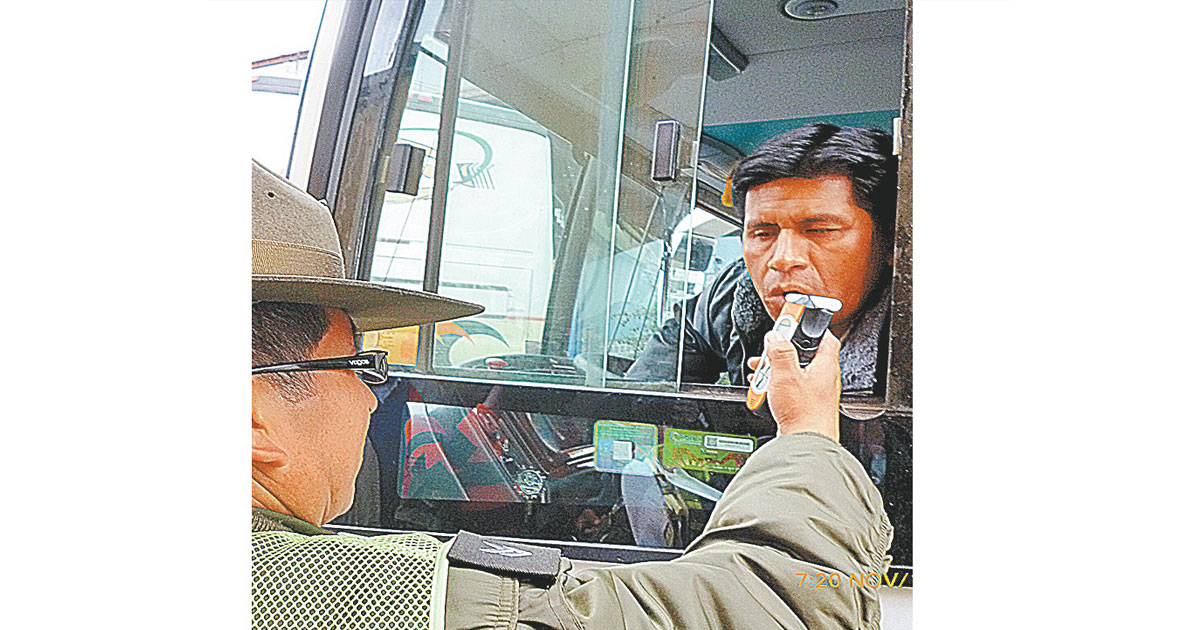 Los controles policiales a los choferes son constantes.