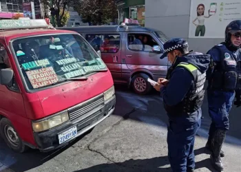 Guardias municipales realizan el control del transporte público. FOTO: GAMLP
