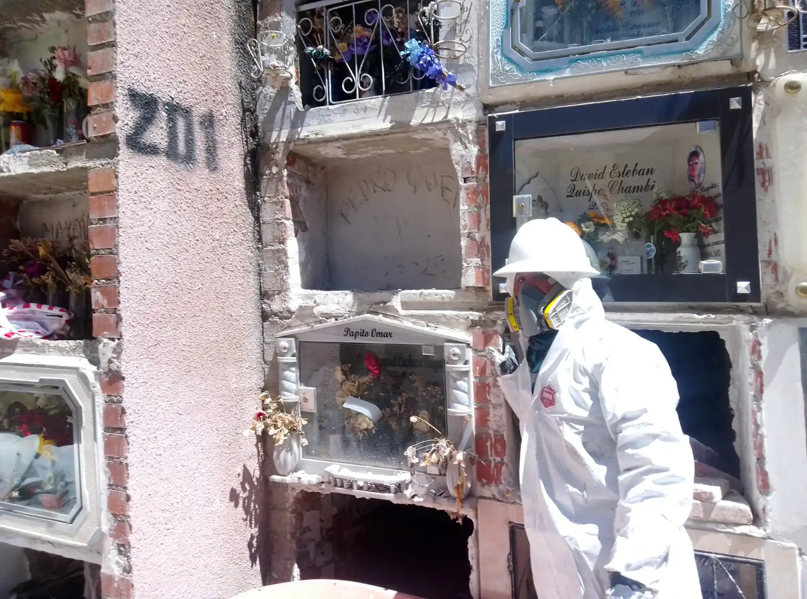 Durante la búsqueda de los restos de dos fallecidos durante la pandemia, se descubrió un tercer caso que no estaba enterrado en el nicho asignado. FOTO: GAMLP