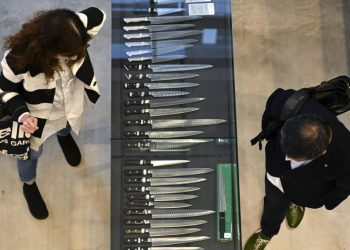 Personas observan cuchillos en la tienda Kama-Asa de Tokio, el 24 de noviembre de 2022. Foto: AFP.