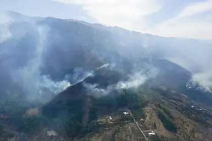 Defensa Civil: el 30% del incendio en la serranía de Sama fue controlado