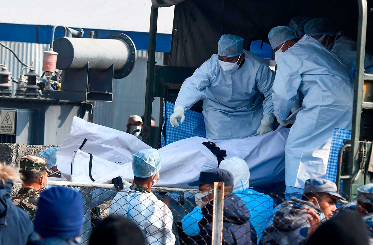 cuerpos_de_victimas_accidente_aereo_nepal.jpg