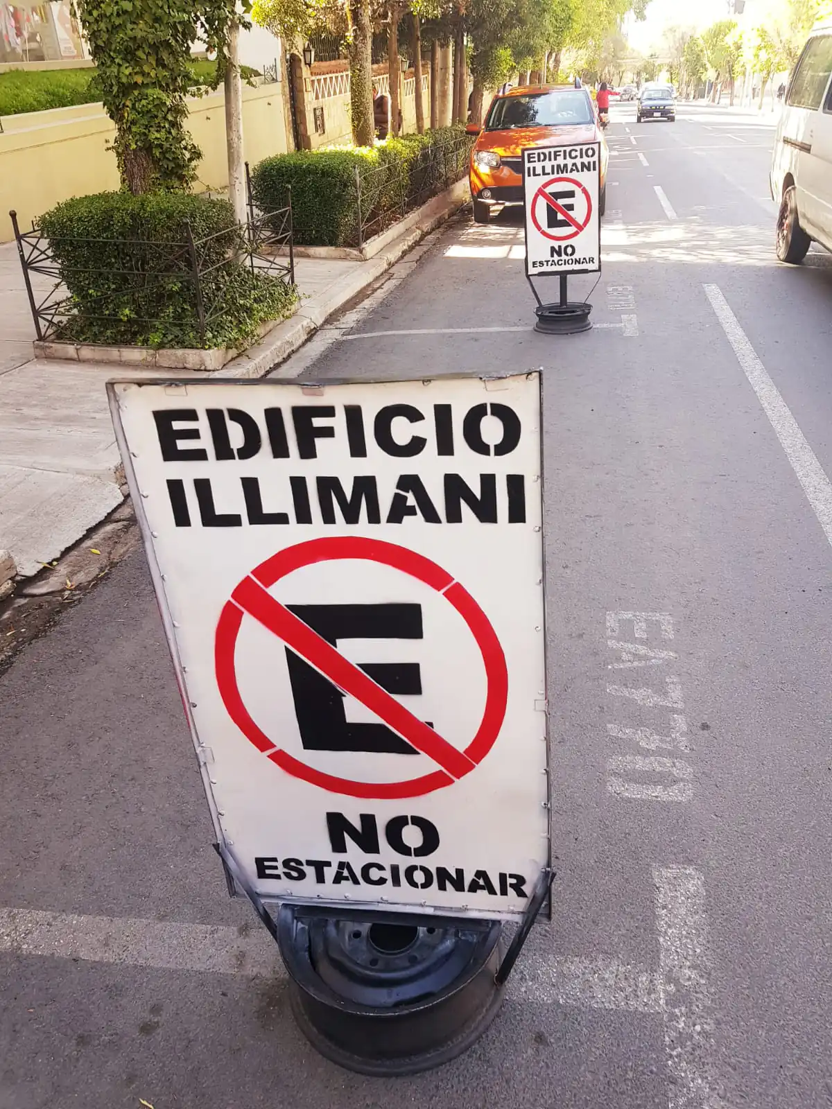 Desde edificios e instituciones públicas y privadas expresaron su rechazo por el plan de parqueo tarifado. FOTO: Javier Escalier