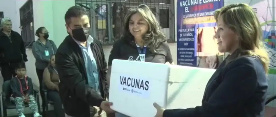 Entrega de vacunas contra el sarampión al Sedes de Cochabamba. FOTO: Captura BTV