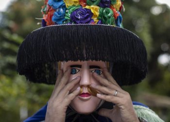 Un participante de la fiesta de San Sebastián en Diriamba, Nicaragua, se prepara para el baile tradicional 'El Toro Huaco', el 19 de enero de 2023. Foto: AFP.