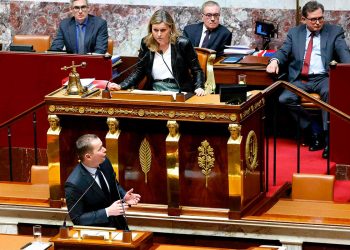 debate_en_parlamento_de_francia_sobre_reforma_pensiones.jpg