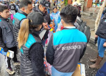 La intendencia controló el expendio de espumas, máscaras y de globos inflados con agua potable. Foto: AMUN