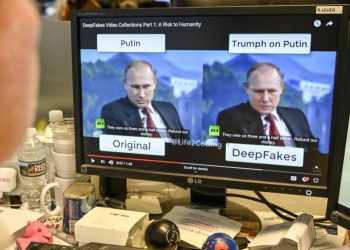 Un periodista de la AFP ve un vídeo manipulado con inteligencia artificial o 'deepfake' en la redacción de la agencia en Washington, el 25 de enero del año 2019. Foto: AFP.