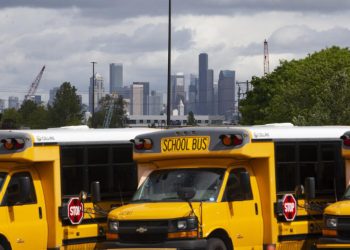 Unos autobuses escolares, aparcados en Seattle (Washington, EEUU) el 6 de mayo de 2020. Foto: AFP.
