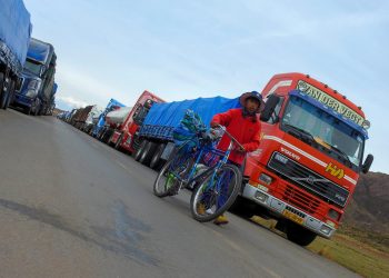 Tregua en Desaguadero permite que más de 300 camiones bolivianos retornen al país