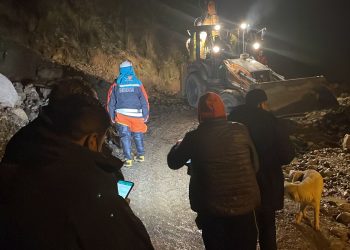 Una cuadrilla encausa uno de los ríos desbordados. Foto: AMUN