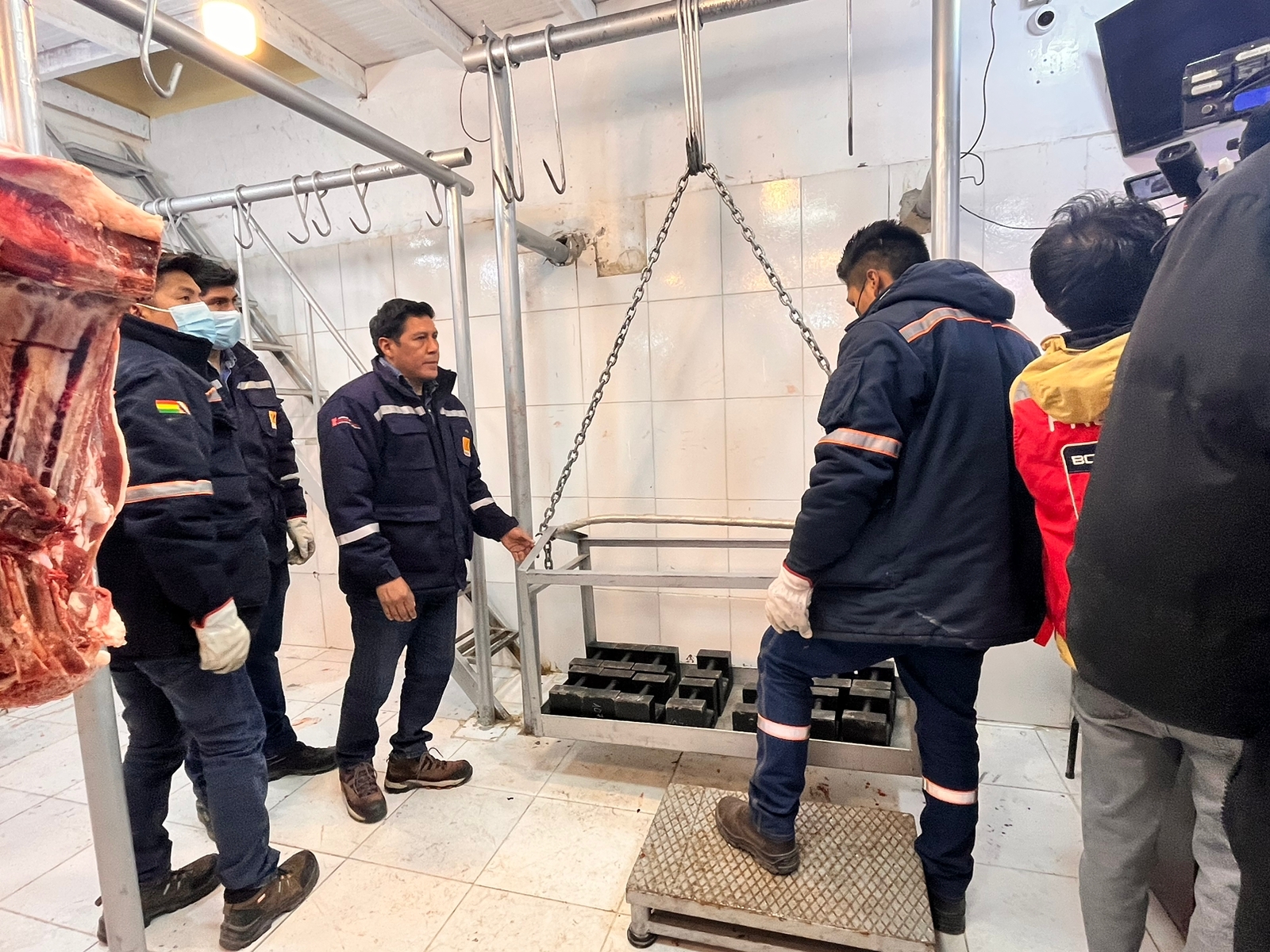 Funcionarios controlan las distribuidoras de carne. Foto: APG