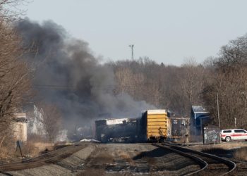 Un tren que transportaba mercancías peligrosas descarriló en Detroit (Michigan). Foto: AFP.