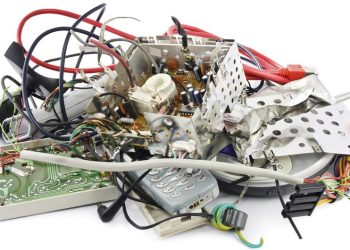 Los desechos electrónicos son aprovechados por dos kenianos en las afueras de Nairobi. Foto: un.org