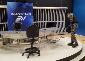 Periodistas de de TV reciben sobres con explosivos y uno estalló.