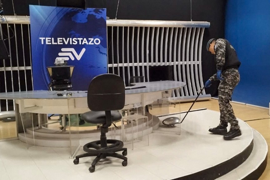 Periodistas de de TV reciben sobres con explosivos y uno estalló.