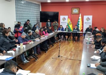 Comienza el diálogo entre el Gobierno y los maestros movilizados; el ultimátum sigue vigente