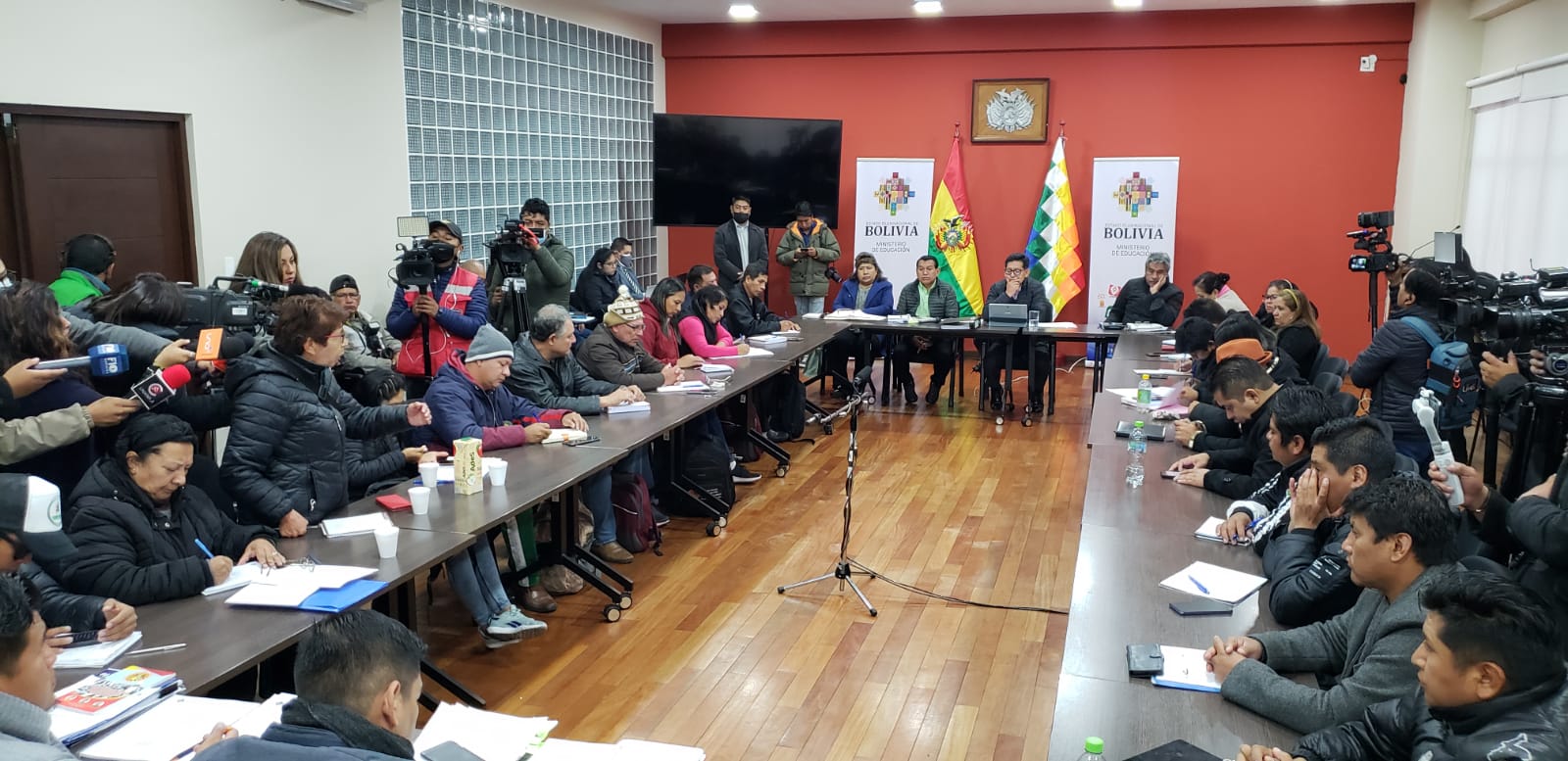 Comienza el diálogo entre el Gobierno y los maestros movilizados; el ultimátum sigue vigente